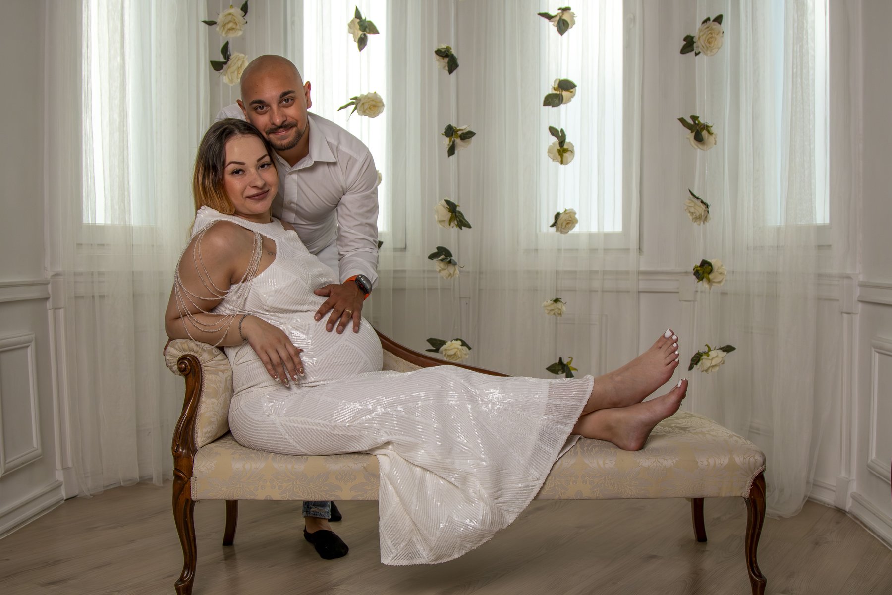 Kismama pár a kanapén